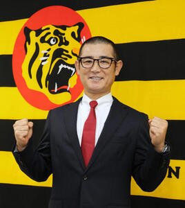 阪神の1軍打撃コーチに就任した坪井智哉氏は、｢現役時代はやった事ないんですよ｣と言いながらガッツポーズを見せる(撮影･宮崎幸一)