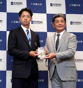 サイン入りドラフト会議のIDを持って記念写真に納まる中日ドラフト1位の近大･宮原廉(左)と工藤公康監督(撮影･白石智彦)