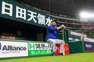 みずほペイペイドームでの練習に臨むDeNA相川亮二監督(2026年10月26日)