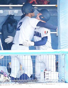 健大高崎対横浜　5回裏横浜2死一、二塁、3点本塁打を放ち喜ぶ脇山魁音(左)(撮影･野上伸悟)