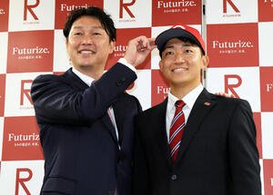 広島新井貴浩監督(左)の指名あいさつを受けた立命大･西野啓也は、広島の帽子をかぶり笑顔を見せる(撮影･宮崎幸一)