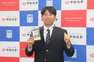 指名あいさつを受けた巨人ドラフト5位の中大･伊藤櫂人