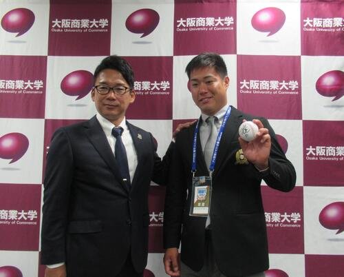 オリックスから指名あいさつを受けたドラフト3位の大商大･春山陽登外野手(右)(撮影･伊東大介)
