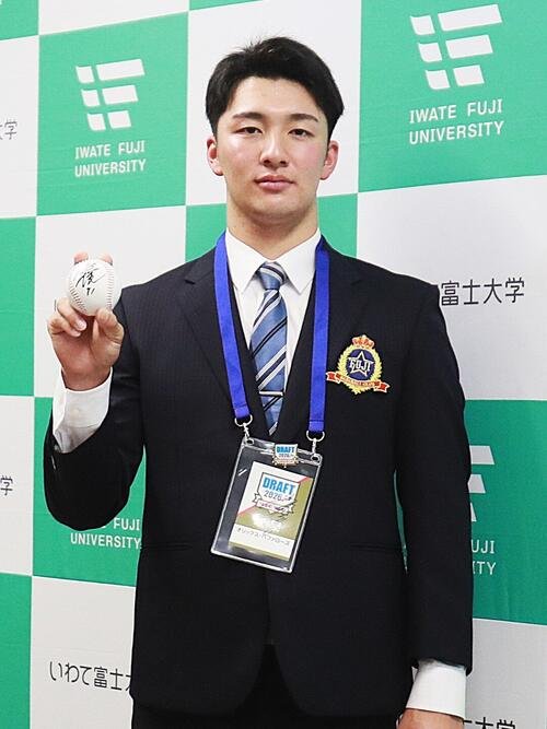 福良GMから送られたドラフト会議IDと岸田監督のサイン入りボールを手に笑顔の富士大･角田楓斗投手(撮影･高橋香奈)