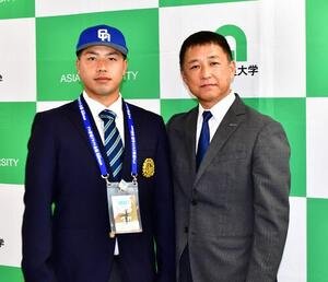 指名あいさつを受けた中日ドラフト3位の亜細亜大･前嶋藍捕手(左)と正津英志スカウト