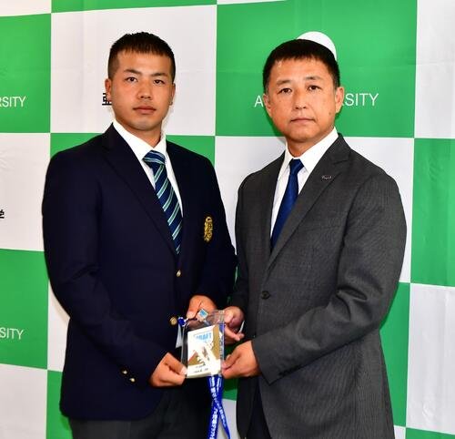 指名あいさつを受けた中日ドラフト3位の亜細亜大･前嶋藍捕手(左)と正津英志スカウト