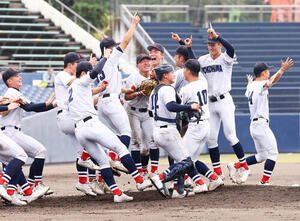 健大高崎対横浜　優勝し喜ぶ横浜の選手たち(撮影･野上伸悟)