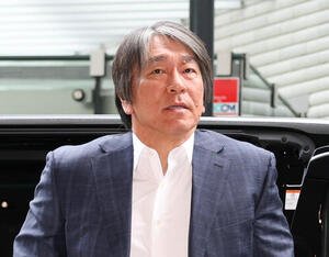 クラブハウスに到着した巨人松井秀喜新監督(撮影･増田悦実)