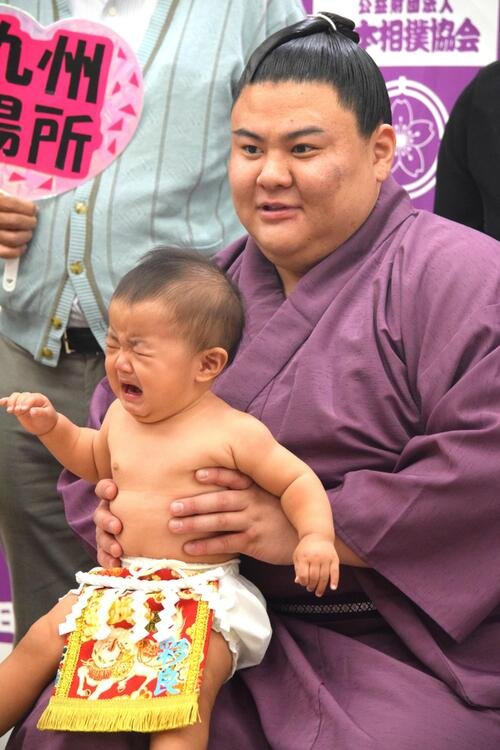 赤ちゃん抱っこ撮影会のイベントに参加した義ノ富士
