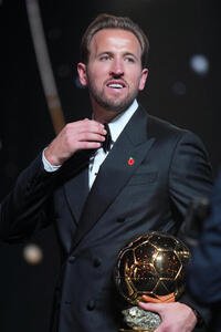 バロンドールを受賞し、笑顔を見せるケイン(AP)