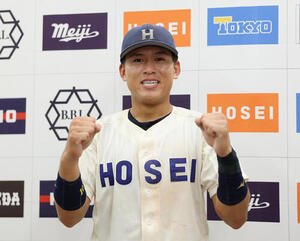法大対東大　東大に勝利し笑顔でガッツポーズをする法大･藤森康淳(撮影･増田悦実)