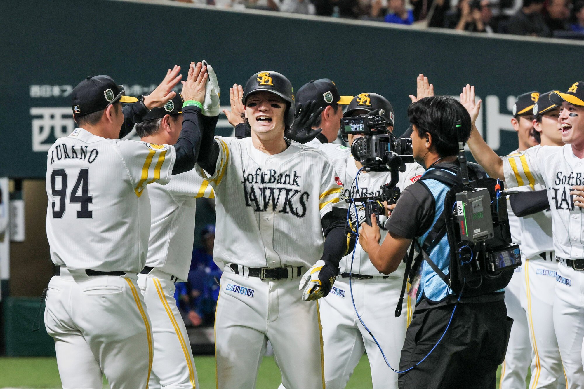 延長十回裏ソフトバンク1死、正木智也(中央)はサヨナラ本塁打を放ち祝福される=恒成利幸撮影