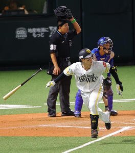 ソフトバンク対DeNA 10回裏ソフトバンク1死、正木智也はサヨナラ本塁打を放つ(撮影･上田博志)