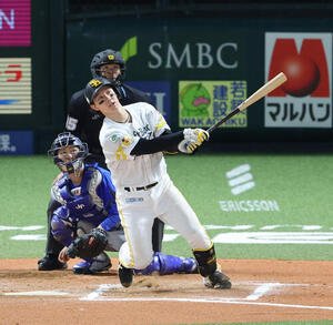 ソフトバンク対DeNA 10回裏ソフトバンク1死、正木智也は左越えにサヨナラとなる本塁打を放つ(撮影･梅根麻紀)
