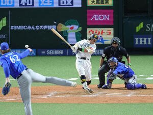 ソフトバンク対DeNA 9回裏ソフトバンク2死二塁、牧原大成は右前に同点適時打を放つ(撮影･梅根麻紀)