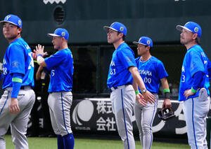 ソフトバンク対DeNA　サヨナラ負けを喫し、選手たちを迎えるDeNA相川亮二監督(中央)(撮影･江口和貴)