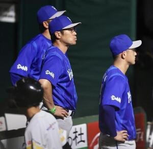 ソフトバンク対DeNA　ソフトバンクに敗れ浮かない表情を見せる相川亮二監督(撮影･河田真司)