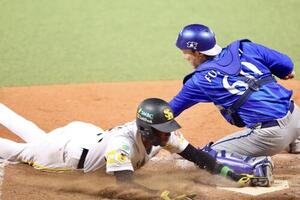 ソフトバンク対DeNA 9回裏ソフトバンク2死二塁、牧原大成の同点適時打で生還するイヒネ。捕手古市尊(撮影･河田真司)