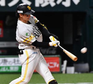 ソフトバンク対DeNA 10回裏ソフトバンク1死、正木智也は左越えにサヨナラ本塁打を放つ(撮影･岩下翔太)