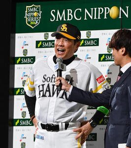 ソフトバンク対DeNA　笑顔で勝利監督インタビューを受けるソフトバンク小久保裕紀監督(撮影･岩下翔太)