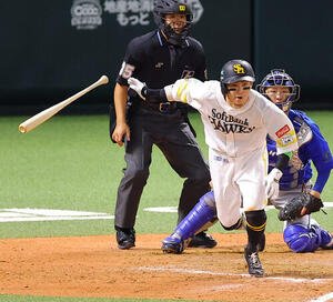 ソフトバンク対DeNA 9回裏ソフトバンク2死二塁、牧原大成は同点適時打を放つ(撮影･上田博志)