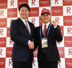広島新井貴浩監督(左)の指名あいさつを受けた立命大･西野啓也は、広島の帽子をかぶり笑顔を見せる(撮影･宮崎幸一)