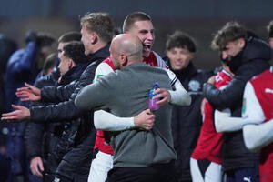 カラバオカップ4回戦　アーセナルに勝利し、抱き合うフリートウッドの監督と選手(AP)