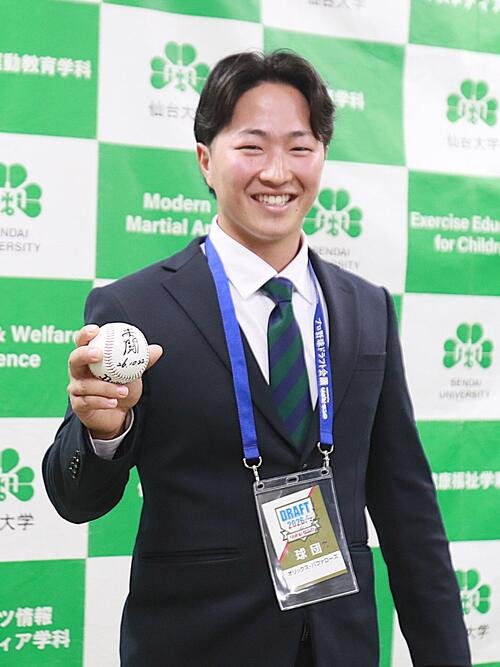 岸田監督のから｢共闘｣とメッセージが記されたサインボールを手に笑顔の仙台大･井尻琉斗捕手(撮影･高橋香奈)
