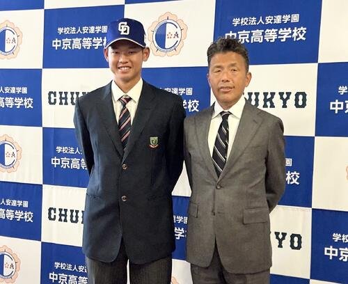 指名あいさつを受けた中日ドラフト4位の中京･鈴木悠悟内野手(左)と熊崎誠也担当スカウト
