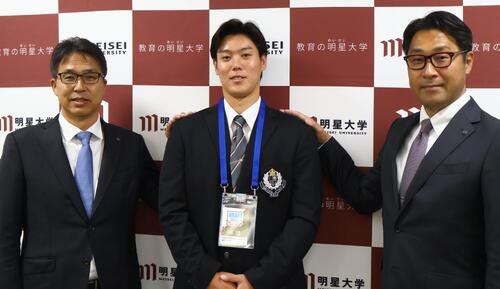 指名あいさつを受けた明星大･加藤宇(中央)と日本ハム･大渕隆スカウト部長(左)、担当の伊藤剛スカウト