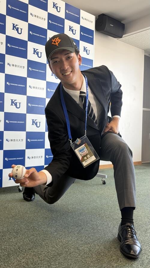 指名あいさつを終えた巨人のドラフト6位神奈川大･松平快聖
