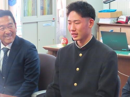 指名あいさつを受けた巨人ドラフト2位の大分商･平田玲翔