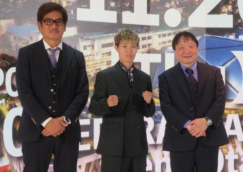11月26日、EBARA WAVEアリーナおおたでWBA女子世界アトム級挑戦者決定戦に臨む同級2位和田まどか(中央)。左端はDANGANジム芳野一貴マネジャー、右端は大橋ジム大橋秀行会長