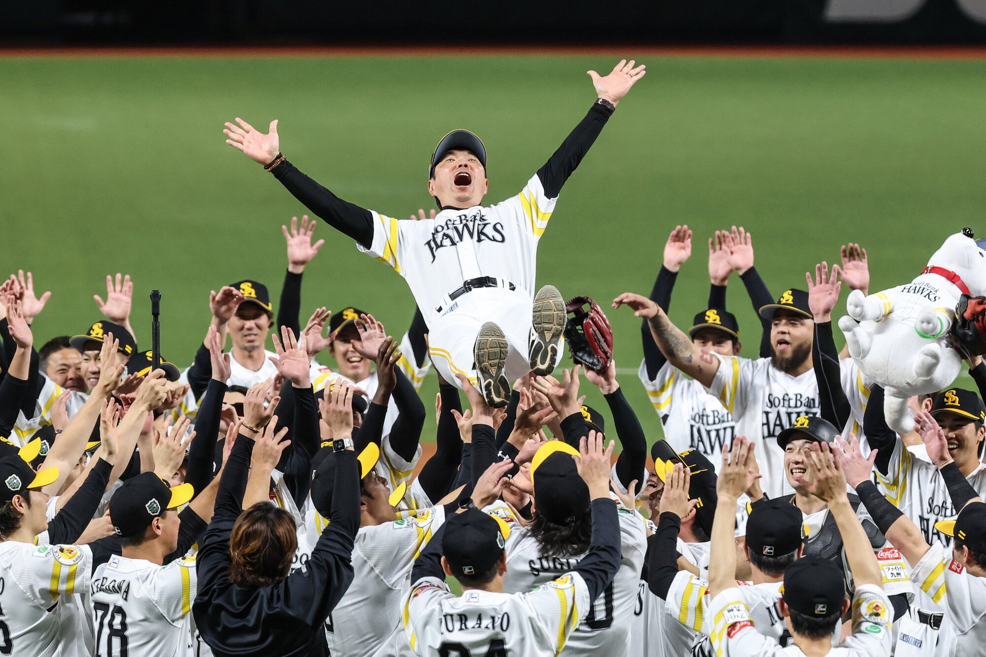 日本一となり、選手たちに胴上げされるソフトバンクの小久保裕紀監督=木子慎太郎撮影