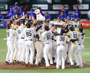 ソフトバンク対DeNA　お父さん犬を上げて日本一を喜ぶソフトバンクナイン(撮影･上田博志)