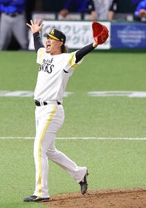 ソフトバンク対DeNA　日本シリーズを制し雄たけびを上げる杉山一樹(撮影･上田博志)