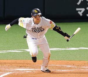 ソフトバンク対DeNA 8回裏ソフトバンク無死、正木智也は安打を放つ(撮影･上田博志)