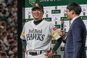 日本一となりインタビュー受けるソフトバンクの小久保裕紀監督=恒成利幸撮影