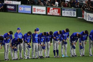 ソフトバンク対DeNA　スタンドのファンにあいさつをするDeNAナイン(撮影･梅根麻紀)