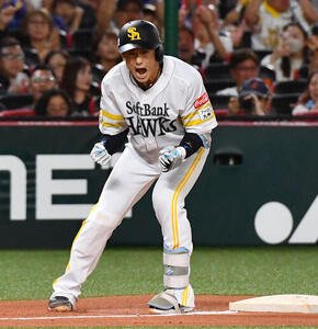 ソフトバンク対DeNA 4回裏ソフトバンク2死一、二塁、同点に追いつく2点適時三塁打を放ち、雄たけびをあげる山本祐大(撮影･岩下翔太)