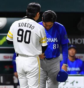 ソフトバンク対DeNA　日本シリーズで敗れ、ソフトバンク小久保裕紀監督(左)と握手を交わすDeNA相川亮二監督(撮影･岩下翔太)
