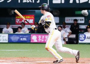 ソフトバンク対DeNA 8回裏ソフトバンク無死、右前打を放つ正木智也(撮影･江口和貴)