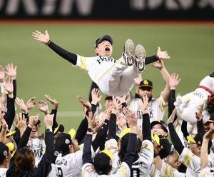 ソフトバンク対DeNA　日本シリーズ優勝を果たし、ナインから胴上げの祝福を受けるソフトバンク小久保裕紀監督(撮影･河田真司)