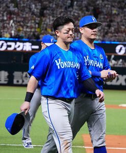 ソフトバンク対DeNA DeNAファンへのあいさつを終え、引き揚げるDeNA牧秀悟(左)と筒香嘉智(撮影･江口和貴)