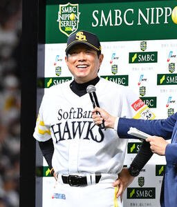 ソフトバンク対DeNA　日本一を達成し、笑顔でインタビューを受けるソフトバンク小久保裕紀監督(撮影･岩下翔太)