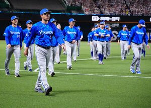 ソフトバンク対DeNA DeNAファンへのあいさつを終え、引き揚げる相川亮二監督(左)らDeNAの選手たち(撮影･江口和貴)