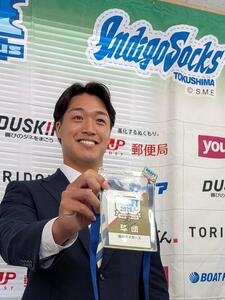 指名あいさつで笑顔を見せる阪神7位指名の石井康輝(撮影･柏原誠)