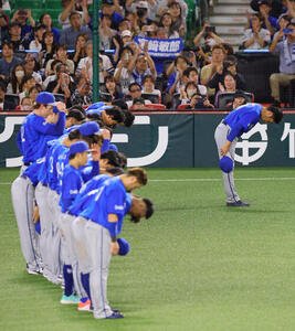 ソフトバンク対DeNA　シーズン終了のあいさつをするDeNA相川亮二監督(右)とナイン(撮影･上田博志)