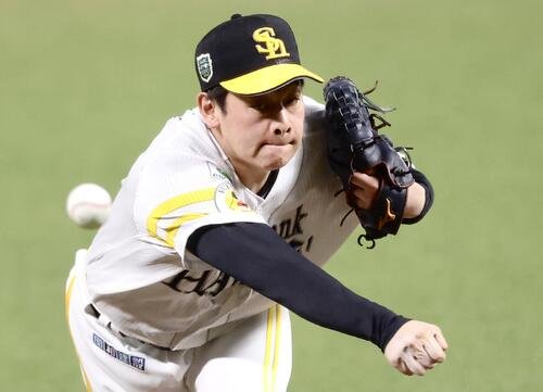 26年10月28日　ソフトバンク対DeNA 5回表、力投する鈴木豪太(撮影･河田真司)
