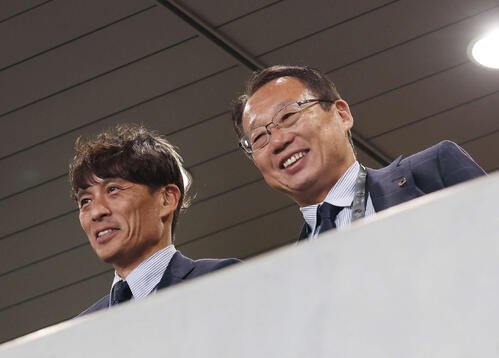 日本対ブラジル　ブラジルに勝利し笑顔を見せる宮本会長(左)と岡田氏(撮影･宮地輝)